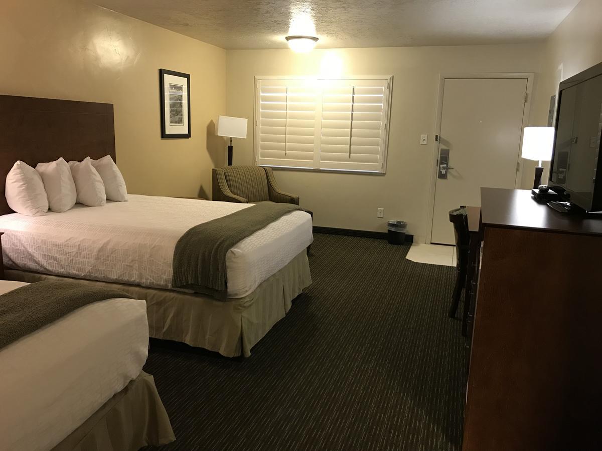 Dinosaur Inn & Suites Vernal Exterior photo